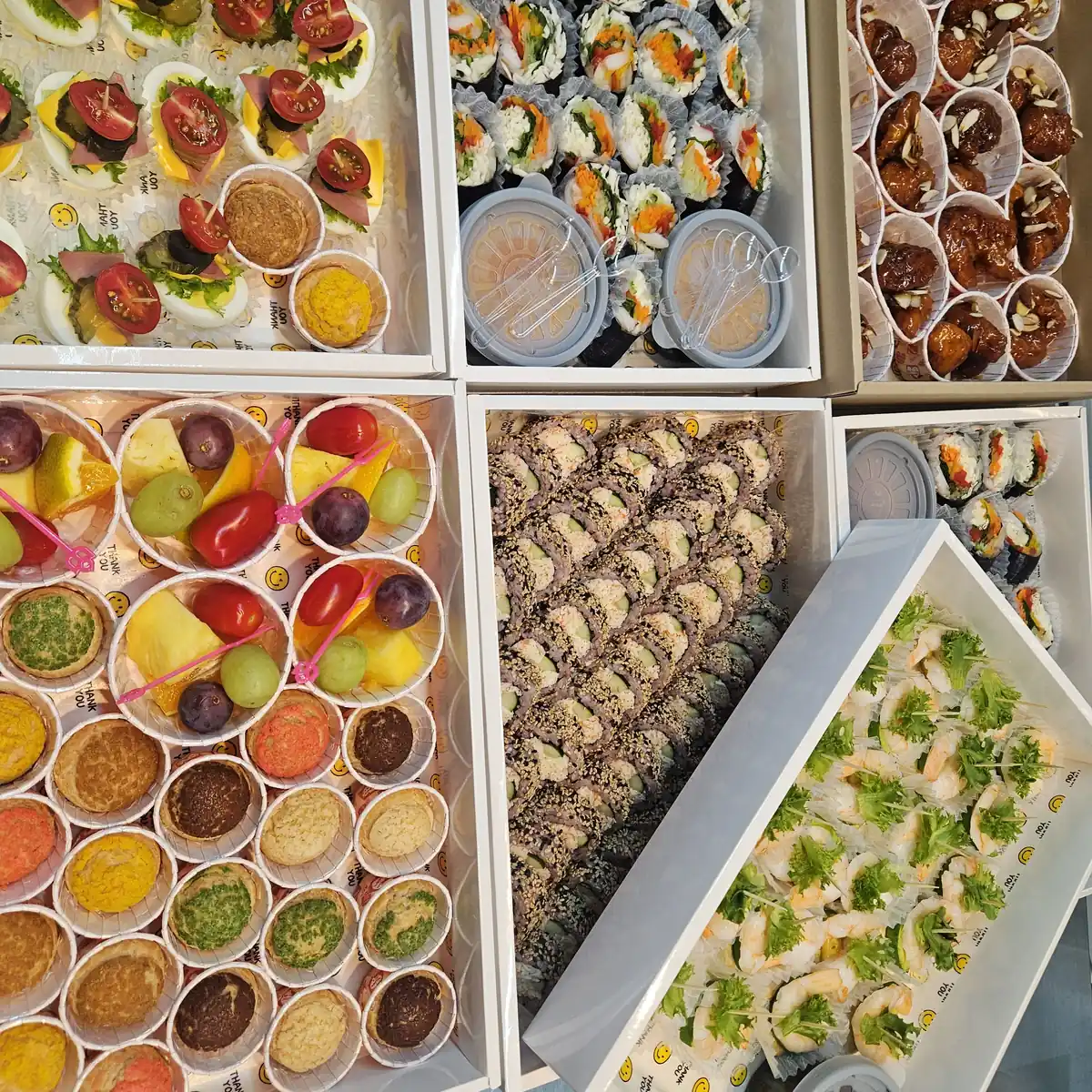 인사동 노화랑 전시오프닝 박스케이터링 컵과 롤 구성