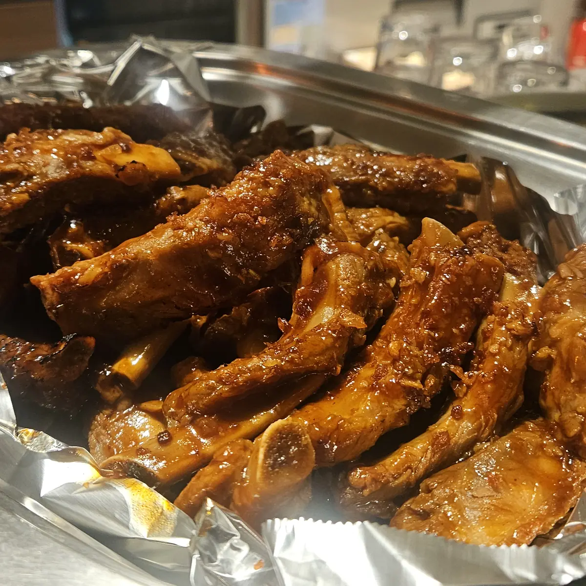 (주)인투온 파티룸 케이터링 갈비류 메인 요리 가까이 본 모습