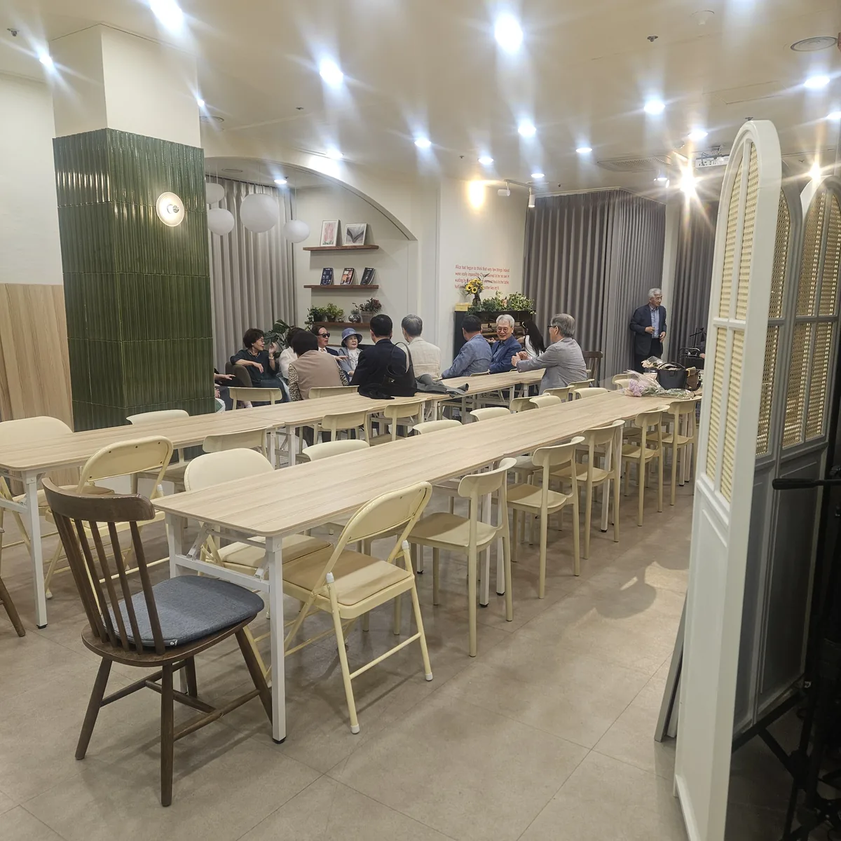 결혼식 에프터파티 파티룸 하객 좌석 긴 테이블 공간