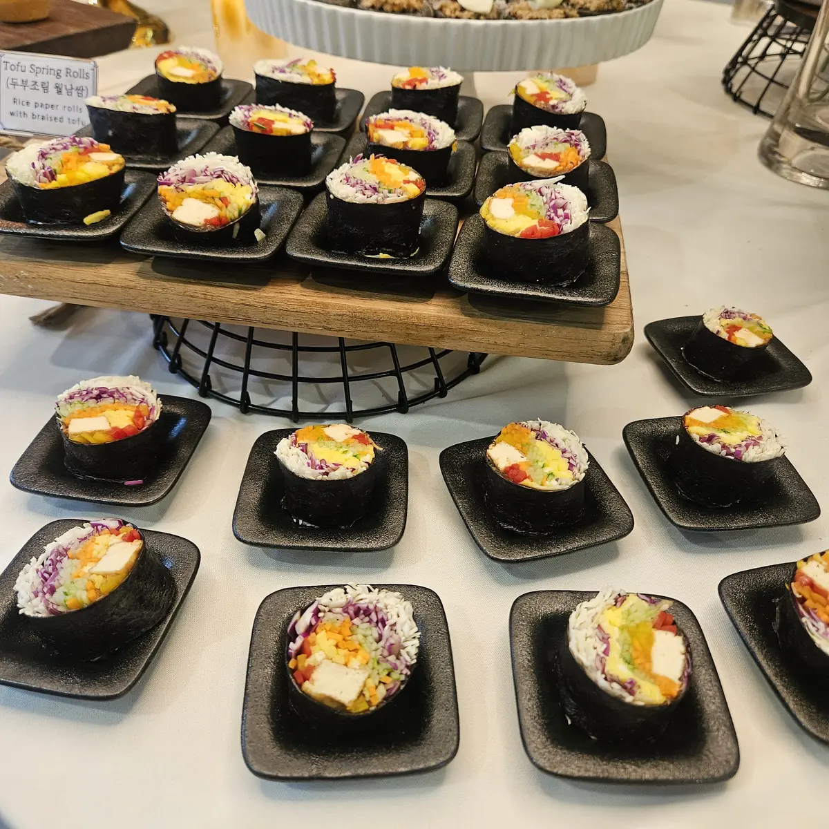 네덜란드대사관 예술인의 밤 케이터링 검은 접시 작은 말이 요리